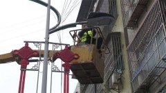维修人员借助高空作业车