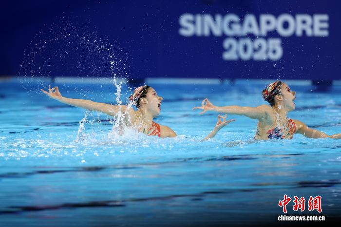 如月影相伴：中国双胞胎花样游泳新星在世锦赛