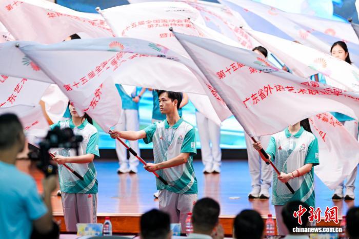 广州举行十五运会与残特奥会志愿者授旗仪式，