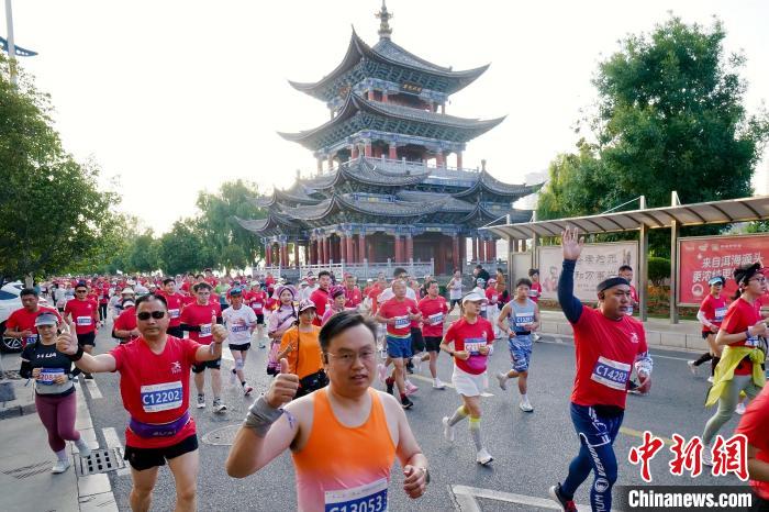 澜沧江-湄公河合作下的大理马拉松鸣枪开跑：五