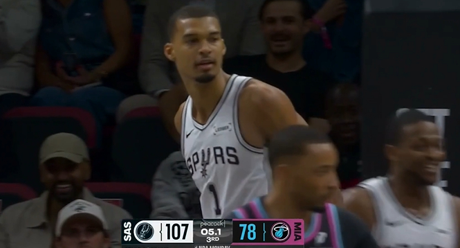 文班亚马空接暴扣助马刺大胜热火30分