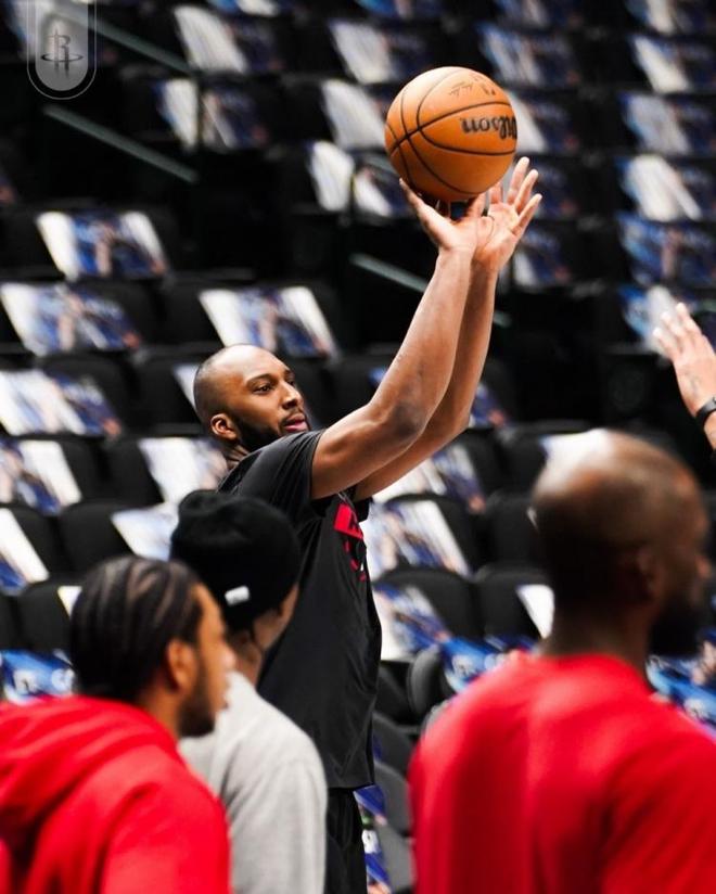 休斯敦火箭队调整首发阵容力克76人队反超湖人登