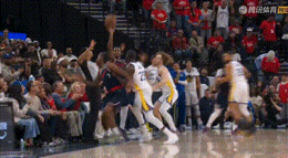 库里率勇士险胜小卡 绿军众将联手助阵