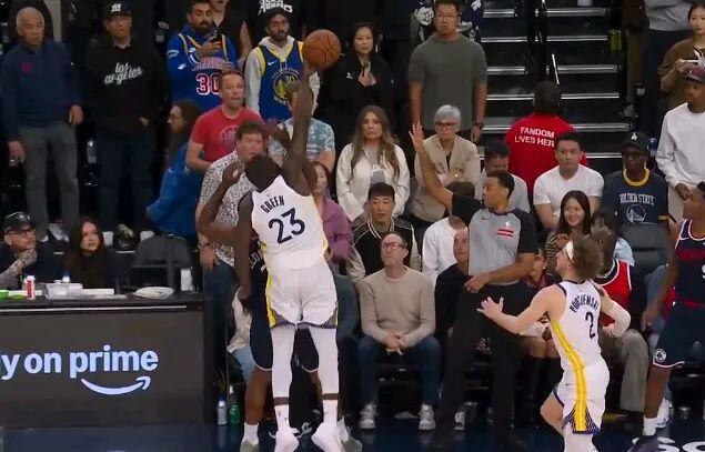 库里率勇士险胜小卡 绿军众将联手助阵