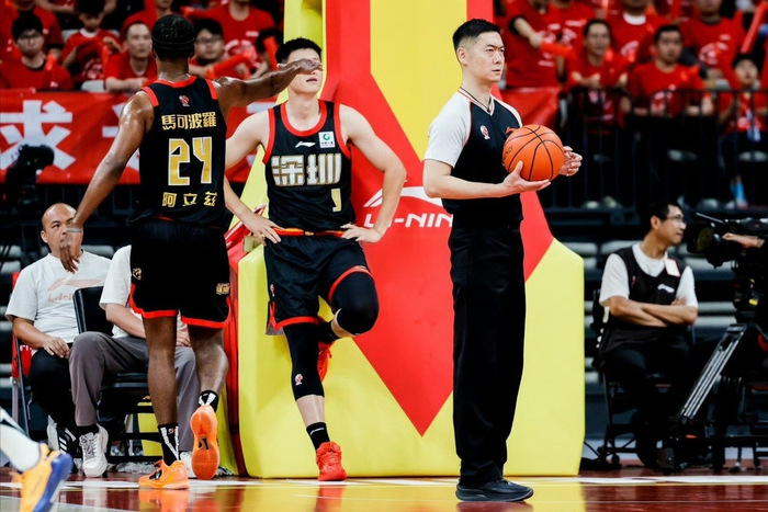 深圳队豪取10连胜冲击季后赛前三 王浩然砍33分助