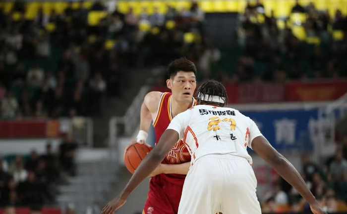 深圳队豪取10连胜冲击季后赛前三 王浩然砍33分助