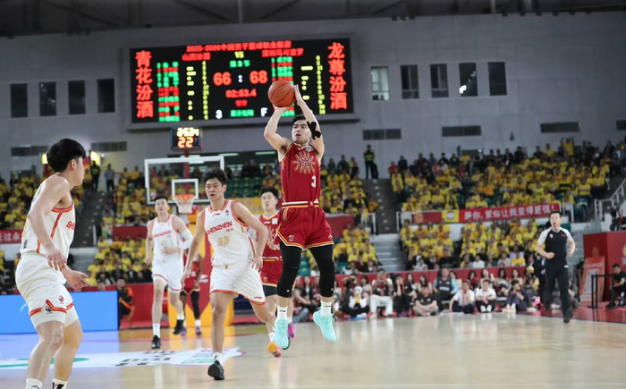 深圳队豪取10连胜冲击季后赛前三 王浩然砍33分助
