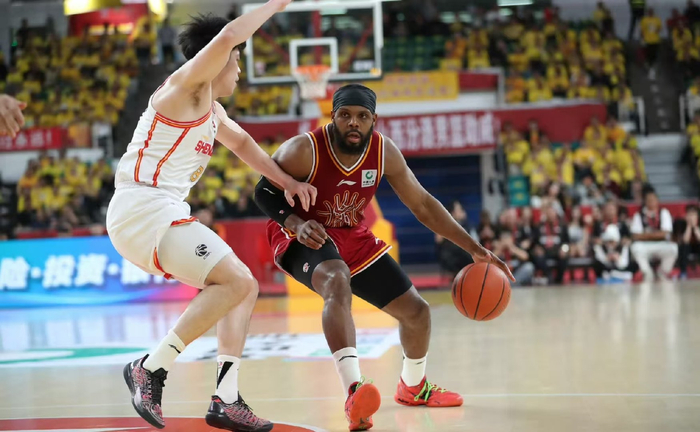 深圳队豪取10连胜冲击季后赛前三 王浩然砍33分助