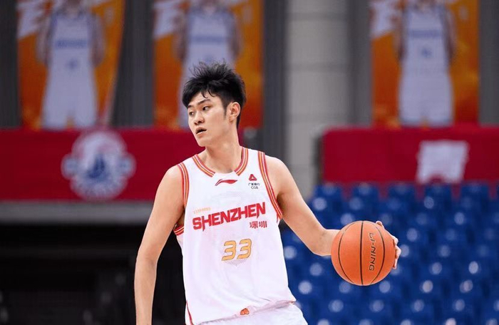 深圳队豪取10连胜冲击季后赛前三 王浩然砍33分助