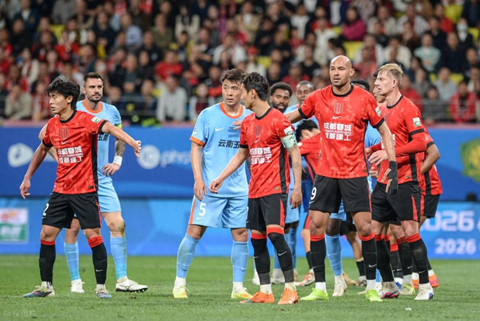 成都蓉城逆转云南玉昆领跑积分榜四连胜