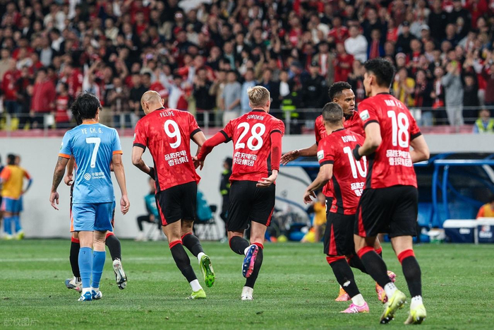 成都蓉城逆转云南玉昆领跑积分榜四连胜