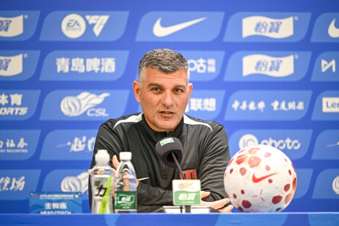 成都蓉城逆转云南玉昆领跑积分榜四连胜