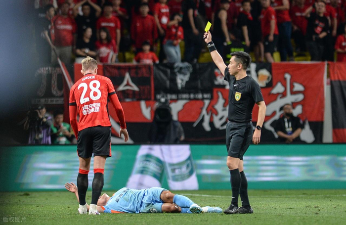 成都蓉城逆转云南玉昆领跑积分榜四连胜