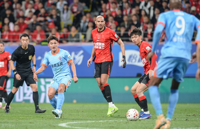 成都蓉城逆转云南玉昆领跑积分榜四连胜